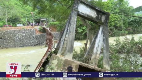 Cầu treo độc đạo bị lũ cuốn, hơn 120 hộ dân bị chia cắt giao thông