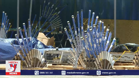 Trận địa pháo hoa Italia và Hoa Kỳ bên sông Hàn