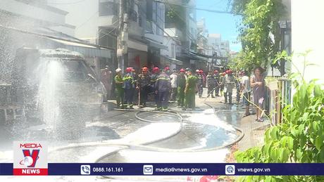 Cháy xe tải lan sang nhà dân tại Đà Nẵng