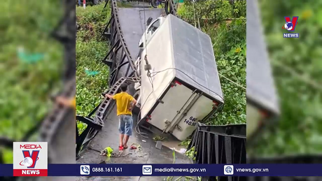 Xe chở nước đá làm sập cầu tại Đồng Tháp