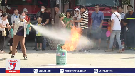 Người dân trải nghiệm kỹ năng chữa cháy