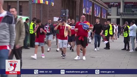 Cổ động viên Thụy Sĩ thận trọng sau chiến thắng Hungary