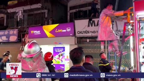 Cháy nhà cao tầng ở Hà Nội trong cơn mưa lớn