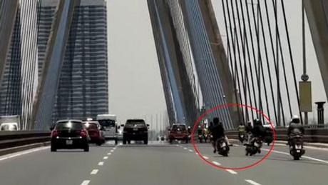 Lộ diện 4 thanh, thiếu niên điều khiển xe máy 