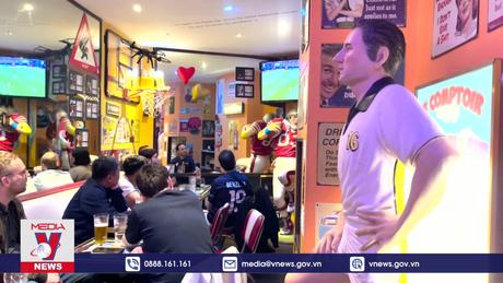 Cổ động viên Pháp ăn mừng chiến thắng của đội tuyển