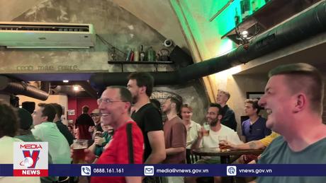 CĐV hào hứng với màn trình diễn của tuyển Séc