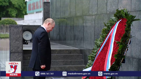 Tổng thống Vladimir Putin vào Lăng viếng Chủ tịch Hồ Chí Minh