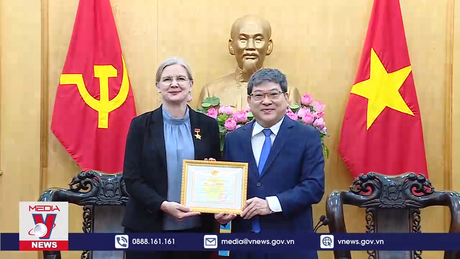 Trao tặng kỷ niệm chương Vì sự nghiệp đào tạo lý luận chính trị cho Đại sứ Thụy Điển