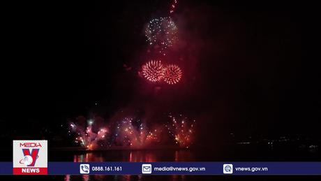 Pháo hoa Đức và Ba Lan vẽ 'Tình yêu diệu kỳ' trên sông Hàn