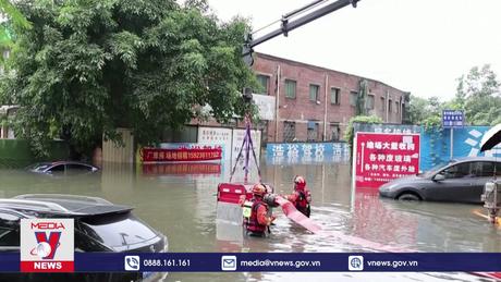 Trung Quốc nâng mức cảnh báo khẩn cấp do mưa bão