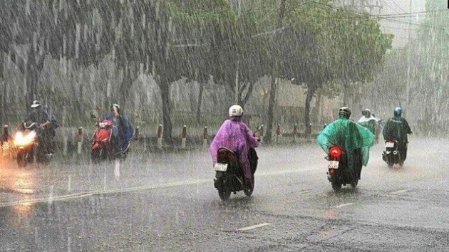 Thủ đô Hà Nội mưa to, nguy cơ lốc sét