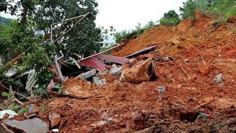 Sạt lở đất làm 2 người thương vong