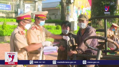 Đắk Nông dán đề can phản quang cho hơn 15.000 xe công nông 