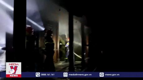 Nỗ lực dập tắt đám cháy tại chùa Thuyền Lâm