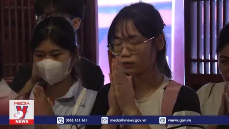 Sĩ tử tấp nập đến Văn Miếu cầu may