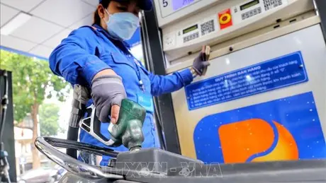 Giá xăng tăng lần thứ ba liên tiếp, vượt 23.000 đồng/lít