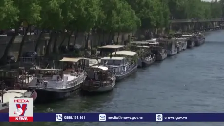 Nước sông Seine vẫn ô nhiễm trước thềm Olympics