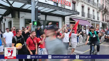 Cổ động viên Thụy Sĩ vỡ òa sau chiến thắng trước Italy