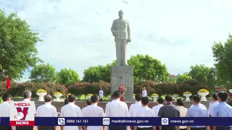 Dâng hoa tưởng niệm 109 năm Ngày sinh Tổng Bí thư Nguyễn Văn Linh