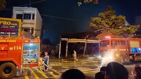 Điều tra nguyên nhân vụ cháy tại cửa hàng đồng giá ở Bình Dương ​