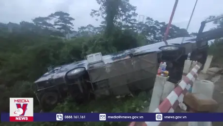 Xe ô tô bị lật xuống vực ở Đắk Nông đã hết hạn kiểm định