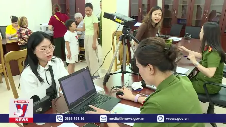 Người dân TP.HCM háo hức đi đổi căn cước mới