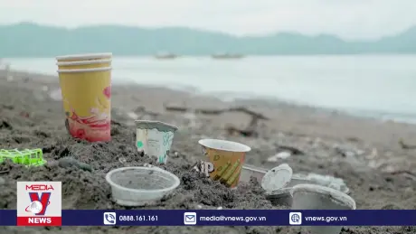 Người dân Philippines đổi rác thải nhựa lấy gạo