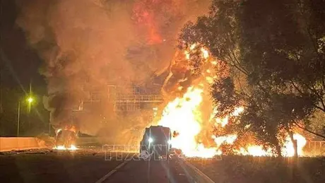 Dập tắt đám cháy trên cao tốc Hà Nội - Hải Phòng trong đêm