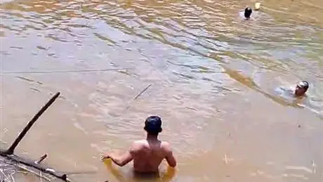 Hai cháu nhỏ đuối nước do tắm ao 