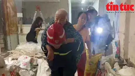 Hà Nội: Cứu cụ bà 92 tuổi thoát khỏi vụ cháy rạng sáng