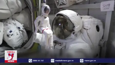 London trưng bày búp bê Barbie từng bay vào vũ trụ