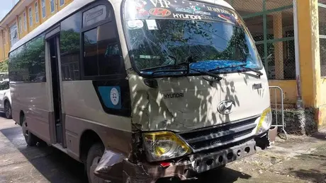 Triệu tập lái xe khách 29 chỗ vượt đèn đỏ, đâm lật ô tô tải rồi bỏ chạy
