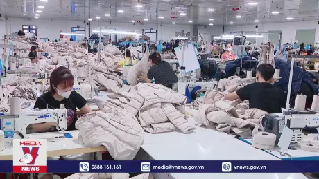 Tăng lương tối thiểu: người lao động chờ, doanh nghiệp lo