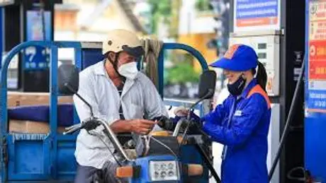Giá xăng tăng lên 23.550 đồng một lít