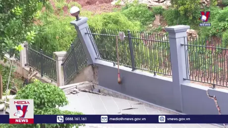 Mưa lớn gây xói lở cống qua đê ở Phú Thọ 