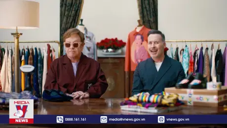 Nghệ sĩ Elton John bán quần áo làm từ thiện