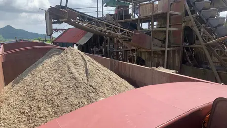 Liên tiếp bắt 3 vụ khai thác cát, sỏi trái phép trên sông Lô 