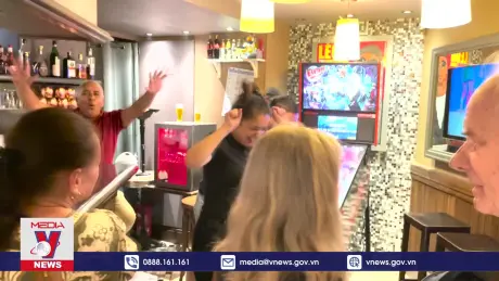 Cổ động viên Pháp chào đón chiến thắng đội nhà