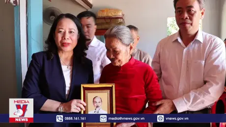 Phó Chủ tịch nước Võ Thị Ánh Xuân thăm tặng quà tại Quảng Trị