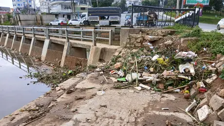 Buồn vì những cảnh nhếch nhác, ô nhiễm ở Thành phố ngàn hoa