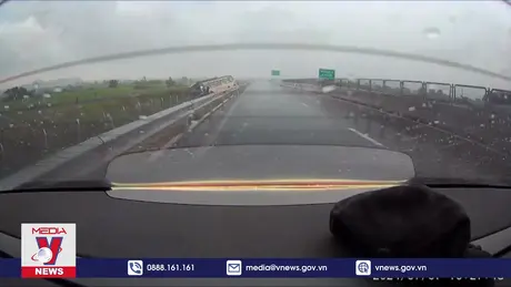 Xác định nguyên nhân xe lật nhào trên cao tốc Vĩnh Hảo - Phan Thiết