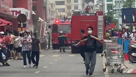 Dập tắt đám cháy tại Big C Thăng Long (Hà Nội)