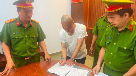 Truy tố người tự xưng Thích Tâm Phúc tội lừa đảo và làm giấy tờ giả
