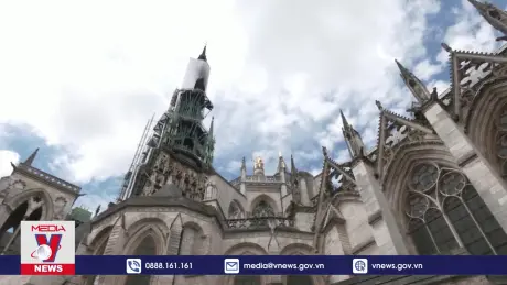 Cháy ngọn tháp nhà thờ biểu tượng của Pháp