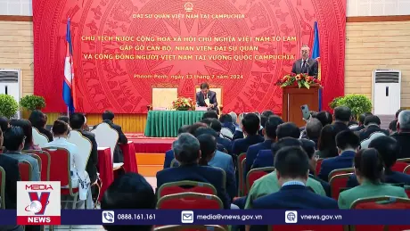 Chủ tịch nước thăm Đại sứ quán và gặp mặt cộng đồng người Việt tại Campuchia