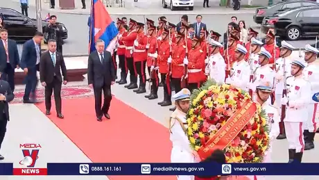 Chủ tịch nước đặt vòng hoa tại Đài hữu nghị Việt Nam – Campuchia