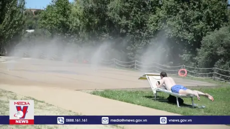 Tận hưởng bãi biển mùa hè bên bờ sông Tiber