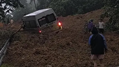 Hà Giang: Sạt lở đất vùi lấp ô tô khách, 9 người chết, 4 người bị thương