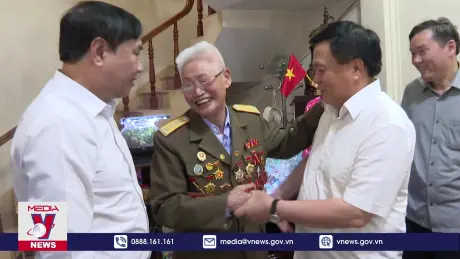 Đồng chí Nguyễn Xuân Thắng thăm tặng quà cho người có công tại Điện Biên