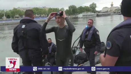 Bộ trưởng Thể thao Pháp bơi trên sông Seine